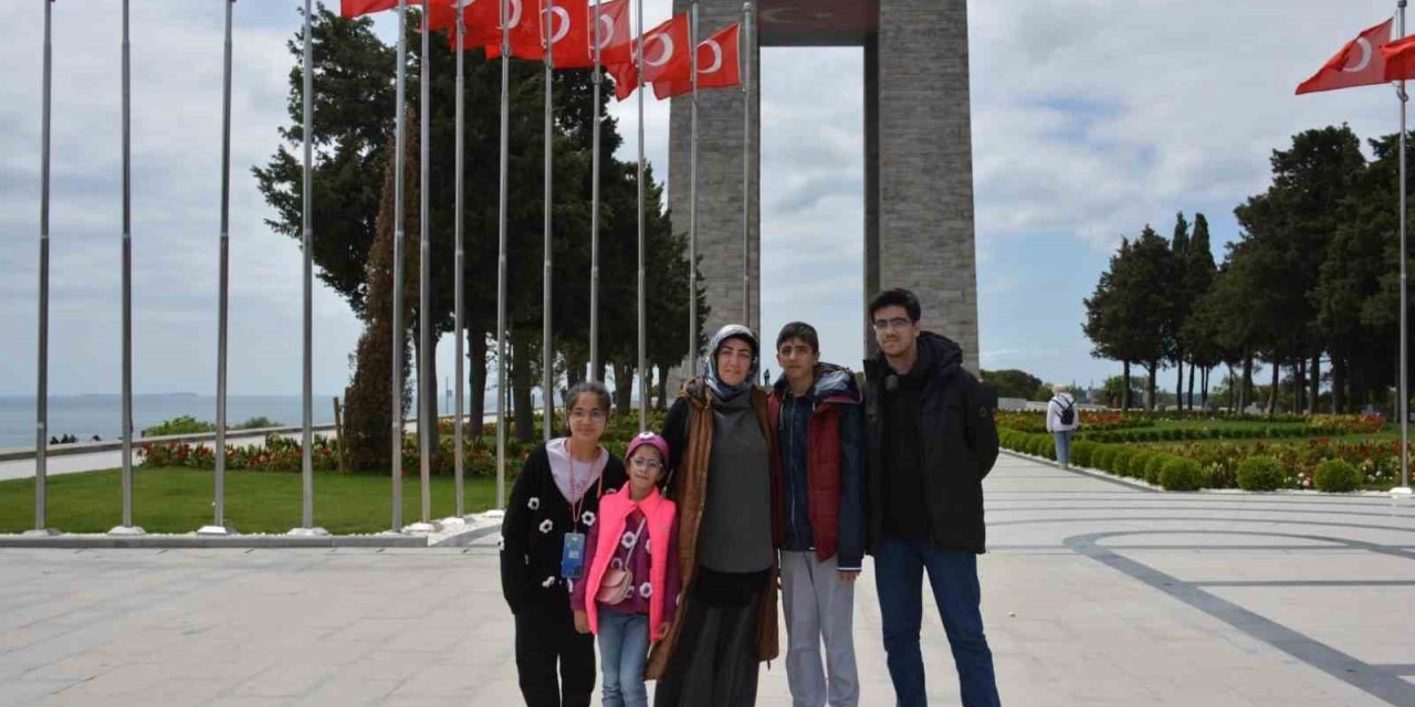 Depremzede vatandaşlar şehitlikleri ziyaret etti