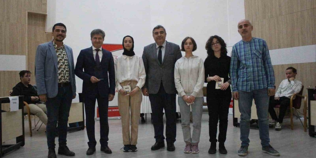 Münazara müsabakalarının şampiyonu Süleyman Demirel Fen Lisesi