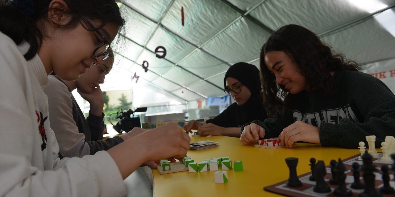 Depremzede öğrenciler, eğitim kampıyla geleceğe tutundu