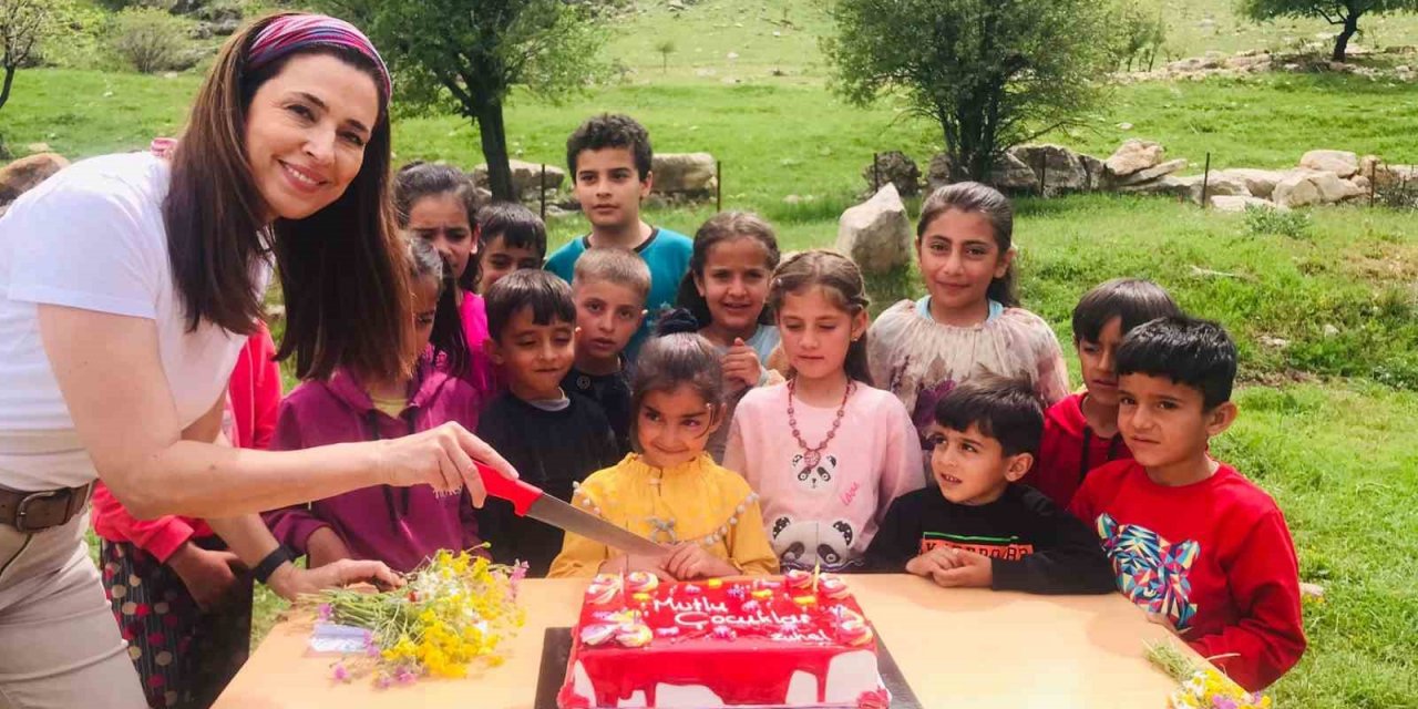 Köy okulları ablası, öğrencilere oyuncak dağıttı