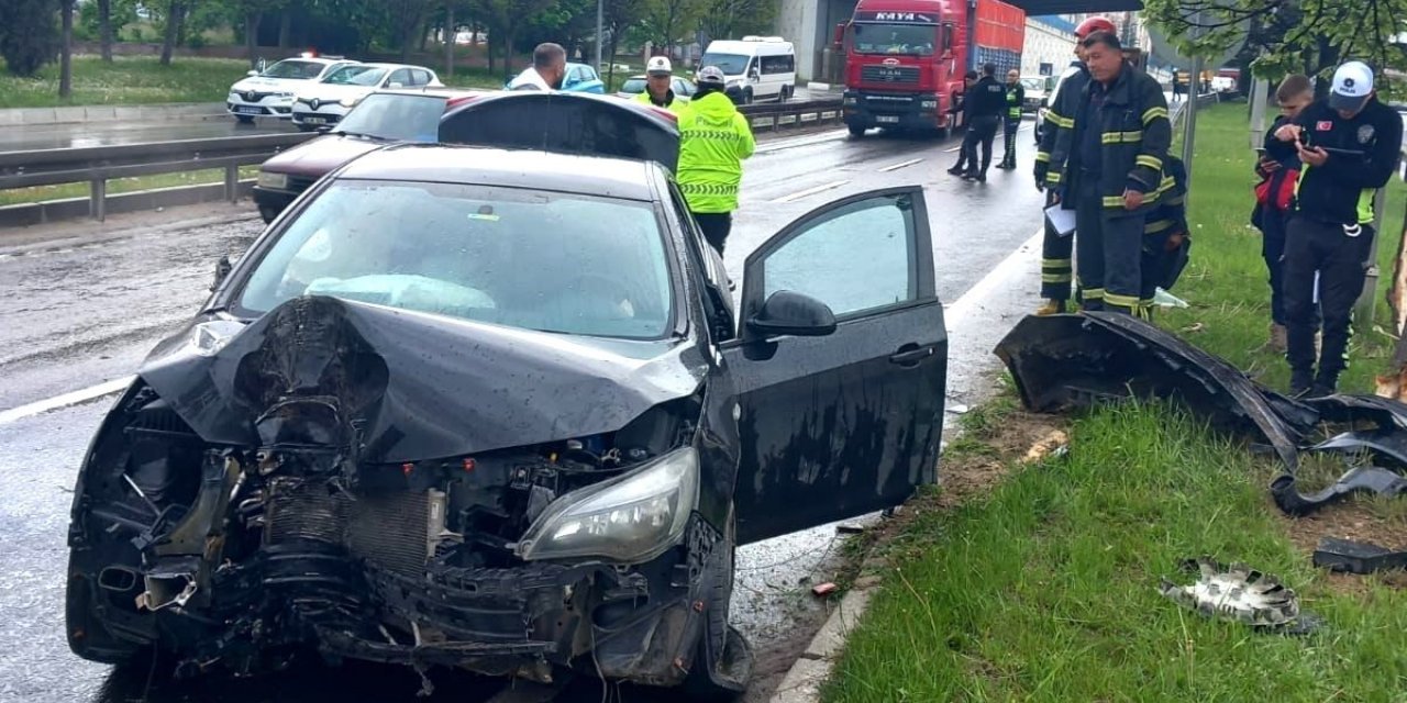 Kütahya’da kontrolden çıkan otomobil refüjdeki ağaca çarptı: 1 yaralı