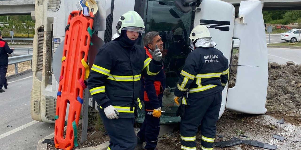 Virajı alamayan hafriyat yüklü kamyon devrildi, sürücüsü yaralandı