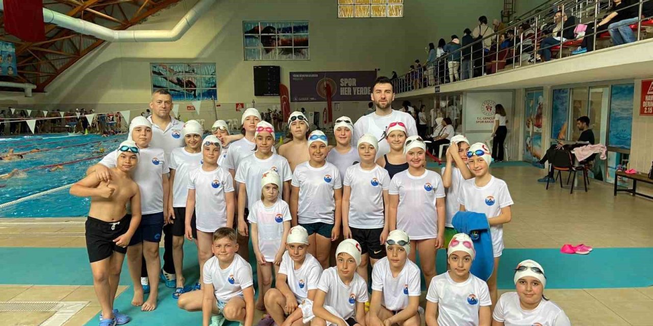 Çaycuma yüzme yarışmasında ödül yağmuruna tutuldu