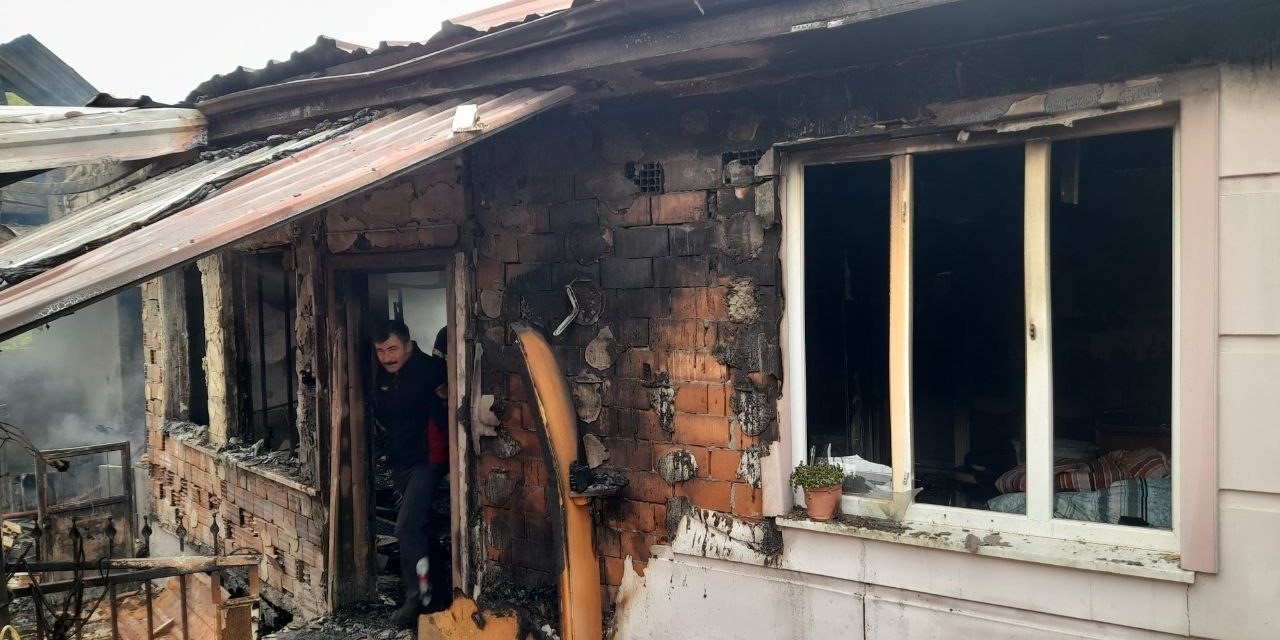 Evde başlayan yangın kapıdaki aracı eritti