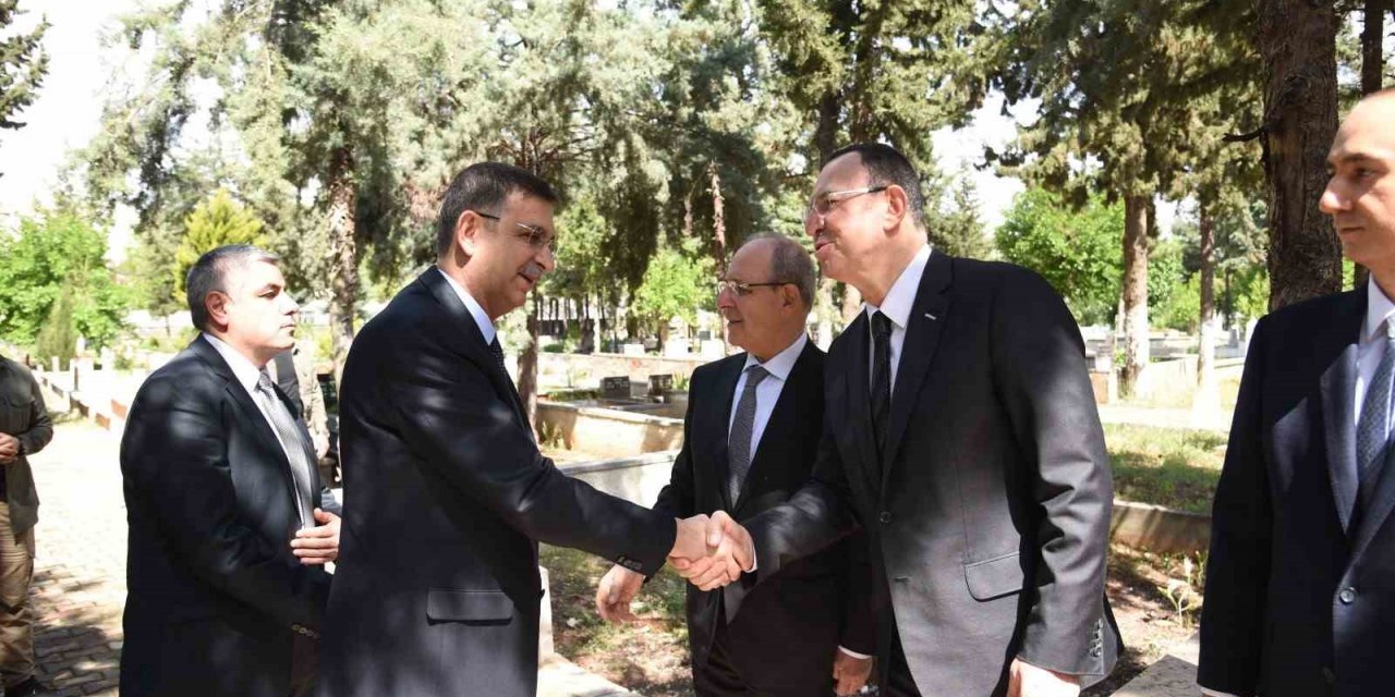 Sanayici N. Topçuoğlu mezarı başında dualarla anıldı