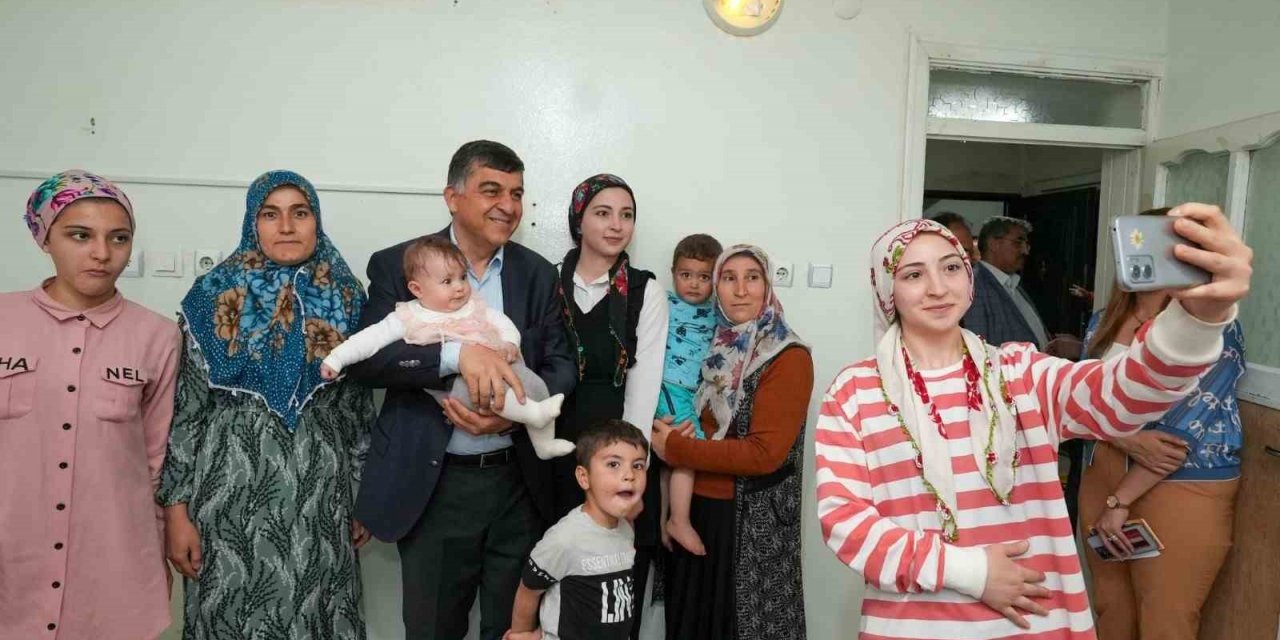 Fadıloğlu, çocuklar ve yaşlılarla ilgilendi.