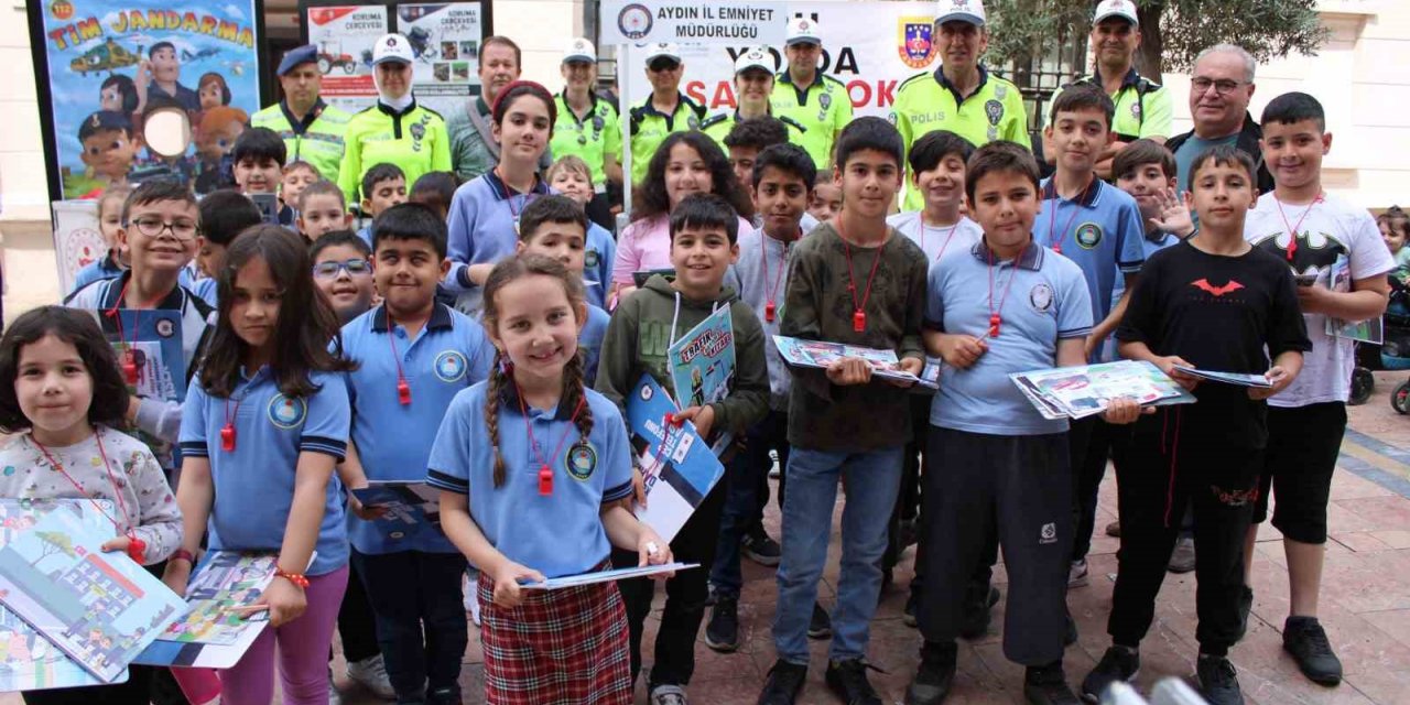 Aydın’da jandarma ve trafik ekipleri, vatandaşları bilgilendirdi