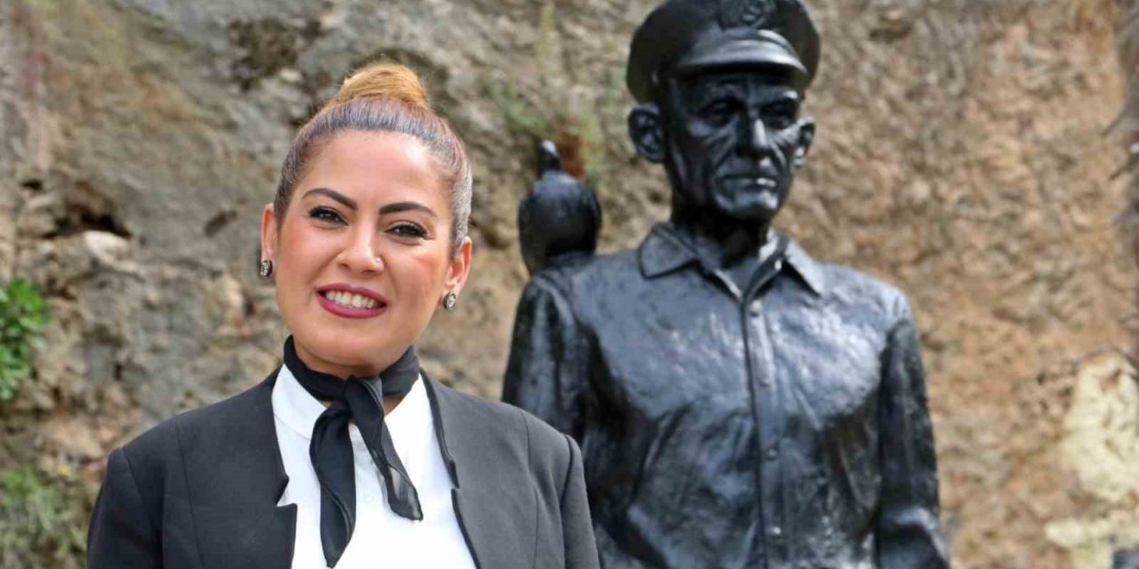 Tarihi Kaleiçi’nin simge ismi ‘Mustafa Kaptan’ heykeli kayıp güvercinine kavuştu