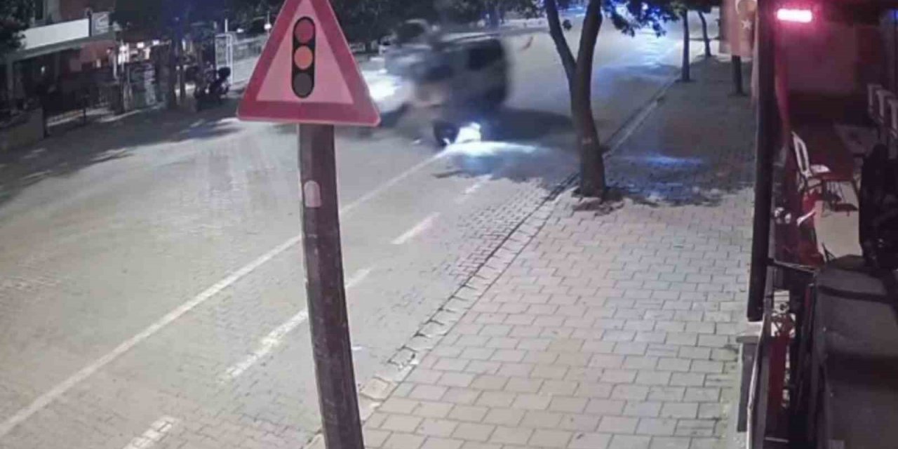 Kontrolden çıkan kamyonet, motosiklete çarptı: 2 yaralı