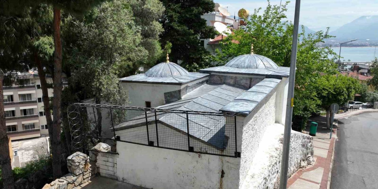 Alanya Kalesi’nin önemli tarihi değerlerinden Sitti Zeyneb Türbesi’nin çatısı onarıldı