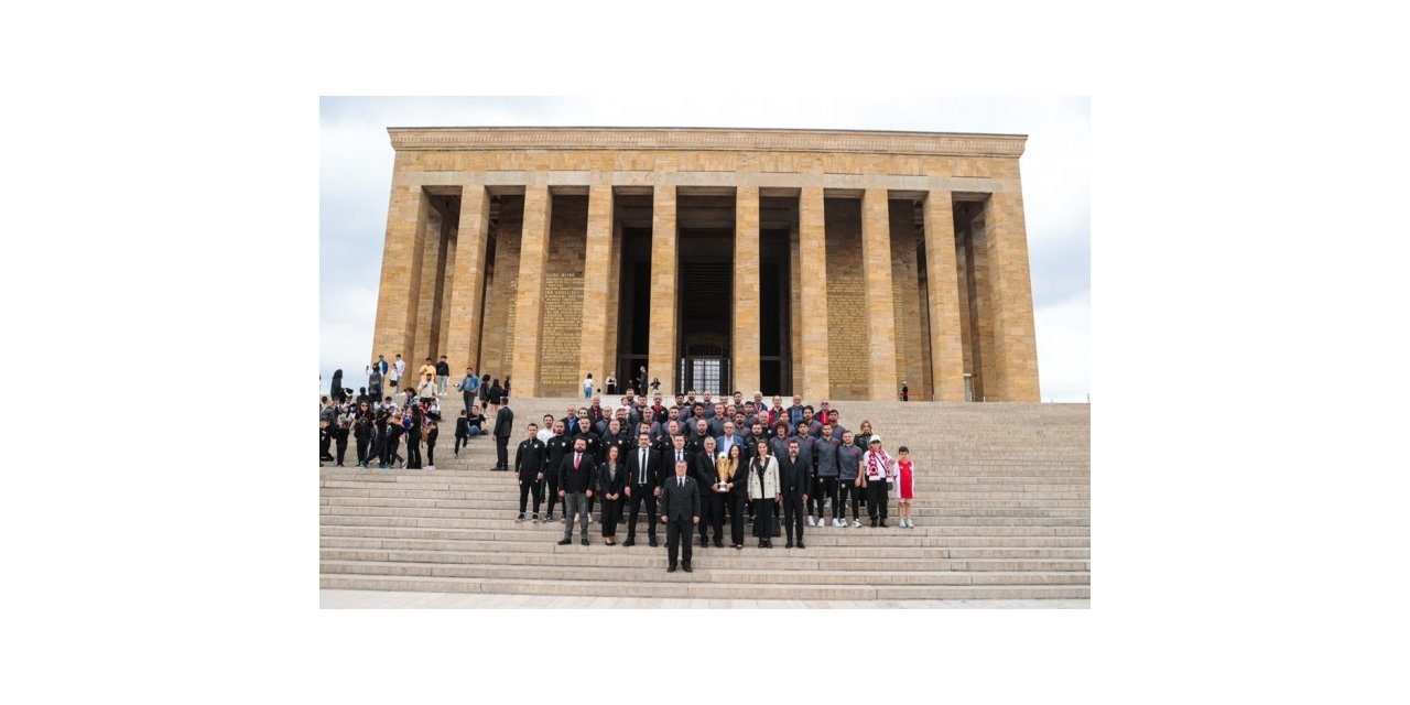 Samsunspor’un şampiyonluk kupası Anıtkabir’de