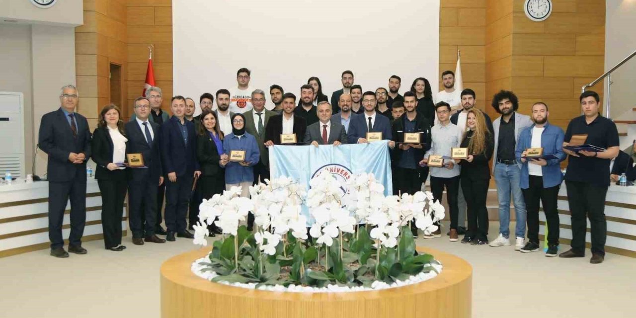 Rektör Altun, TEKNOFEST’den derece ile dönen ERÜ’lü öğrencileri tebrik etti