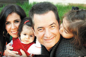 Acun baltayı taşa vurdu