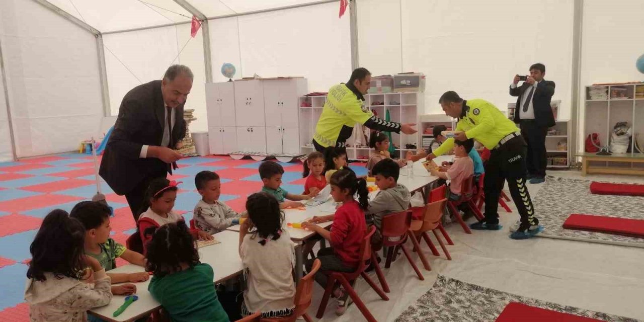 Depremzede öğrencilere trafik eğitimi