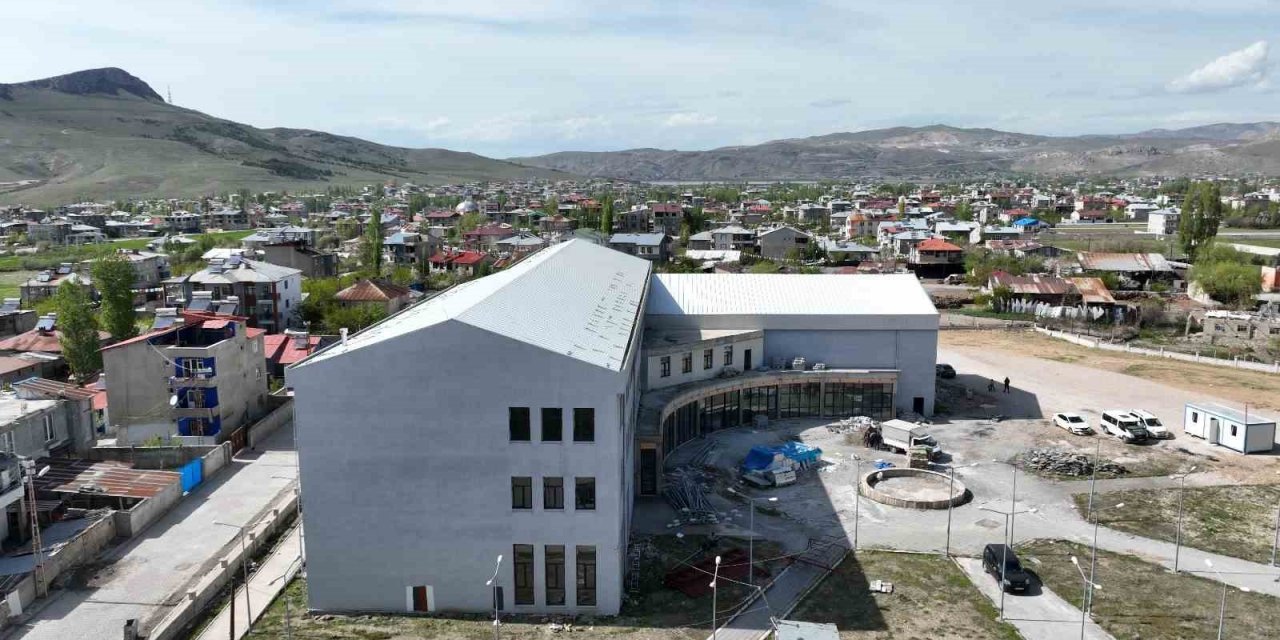 İpekyolu Halk Kütüphanesinin inşaat alanında çalışmalar sürüyor