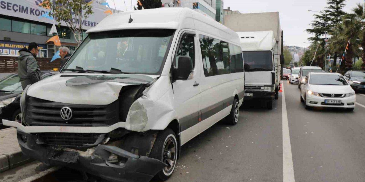 Freni boşalan kamyon ışıkta bekleyen 5 araca çarptı: 1 yaralı