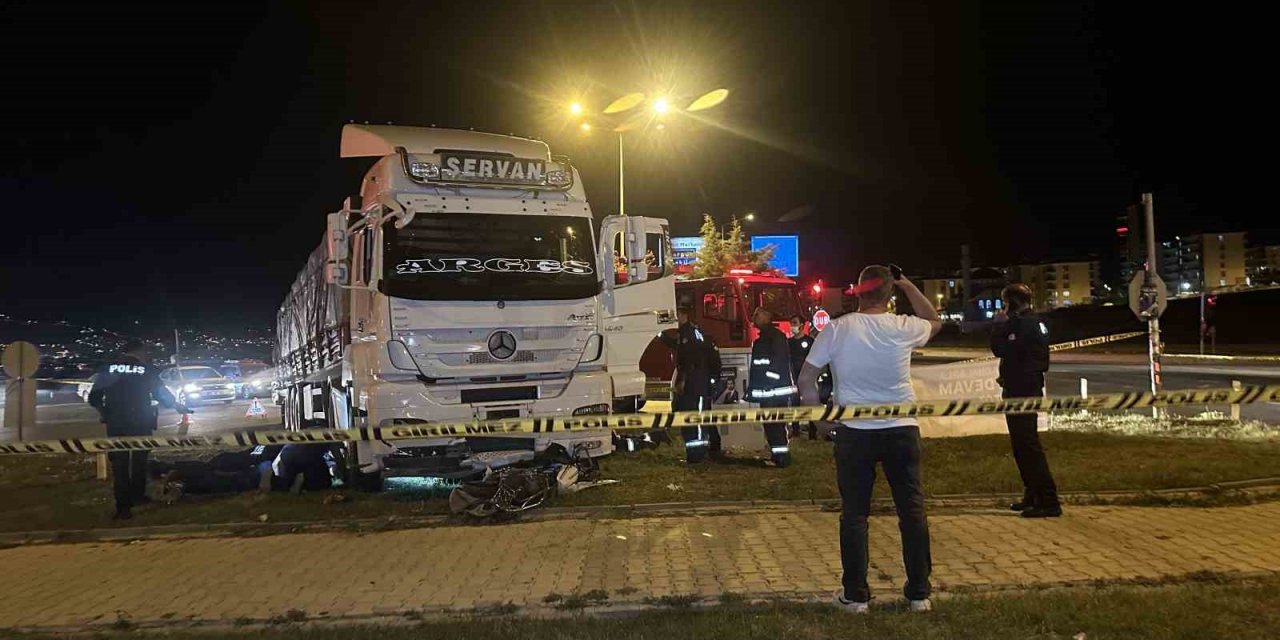 Tırın altında kalan motosiklet sürücüsü hayatını kaybetti