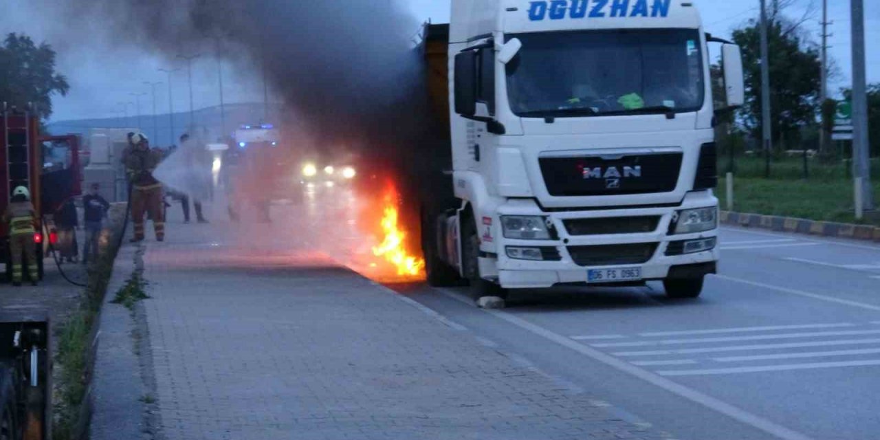 Seyir halindeki tırın tekerleri yandı