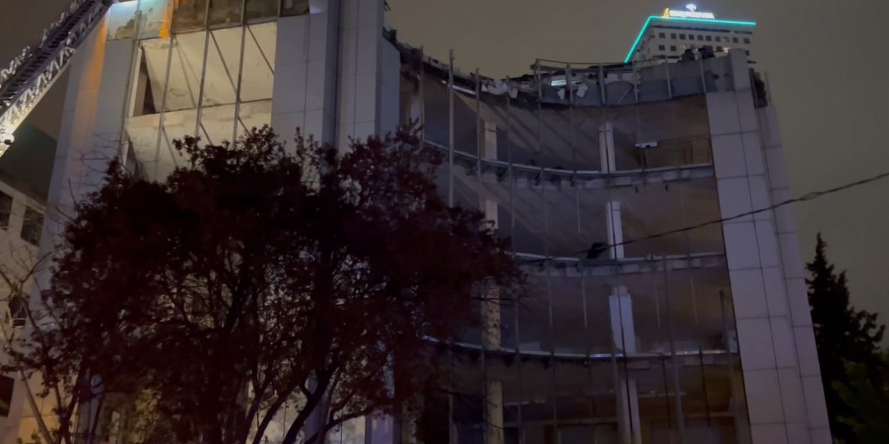 Esenyurt’ta iş yerinin çatısı alev alev yandı