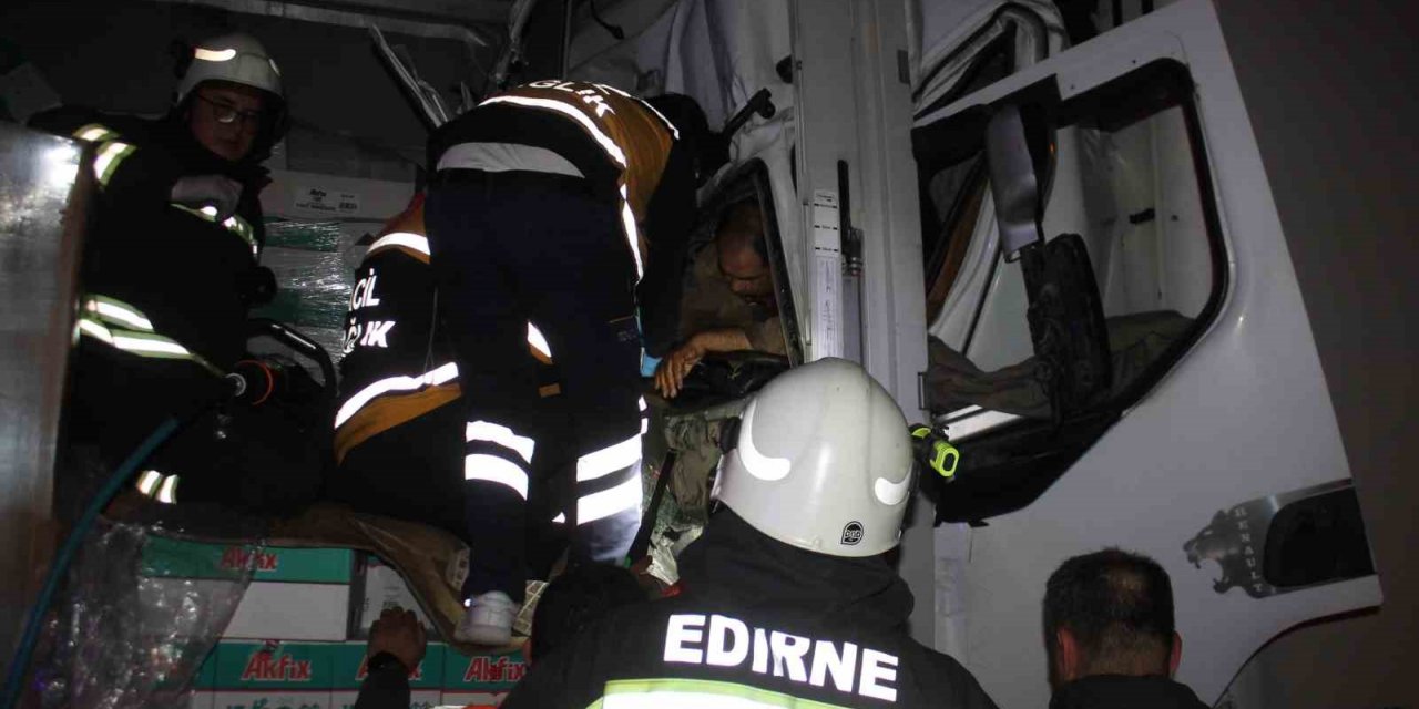 Edirne’de zincirleme kaza: Sıkışan tır sürücüsünü ekipler 2 saat boyunca kurtarmak için uğraştı