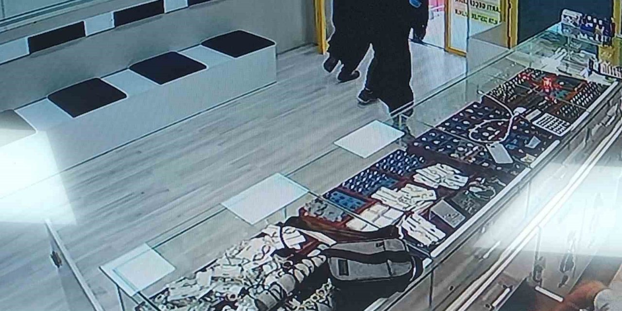 Komedi filmi gibi soygun girişimi: 3 şüpheli, kadın kılığına girdi