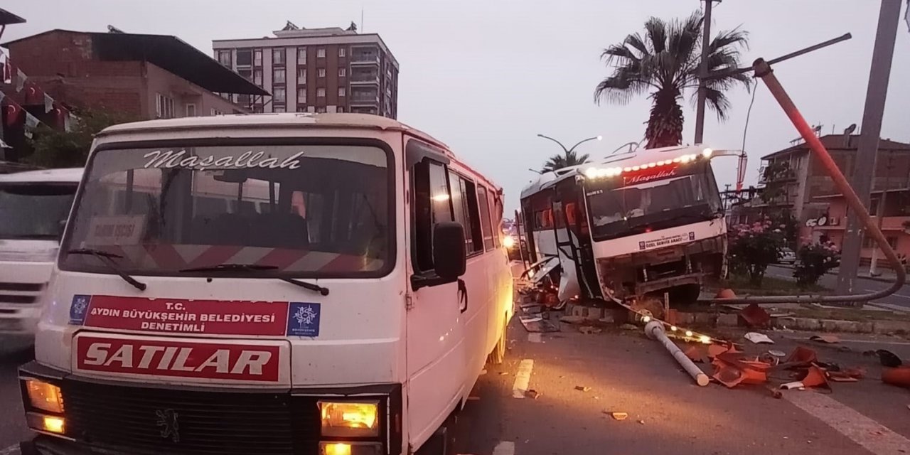 Yolcu minibüsü ile servis aracı çarpıştı: 3 yaralı