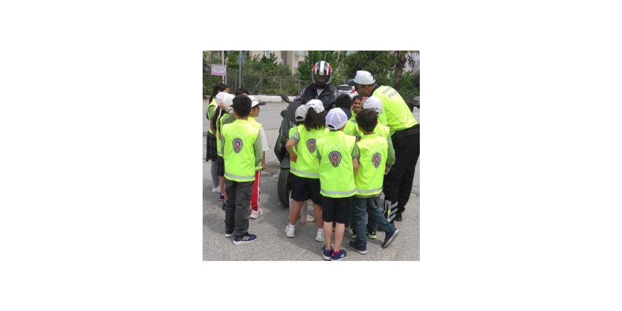 Kuşadası’nda, trafik ekipleri öğrencileri bilgilendirdi