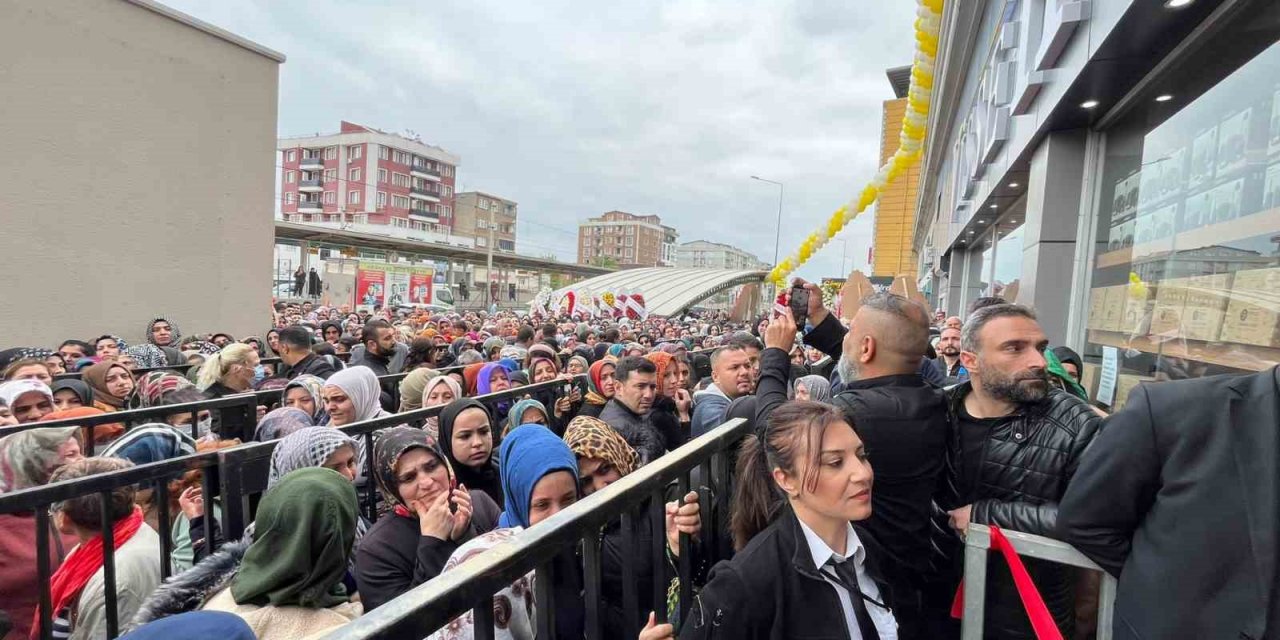 Bursa’da ucuzluk izdihamı...Birbirlerini ezip dükkanı talan ettiler