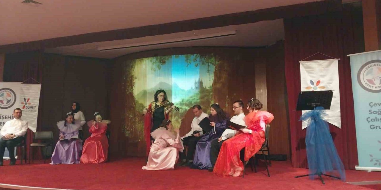 Eskişehir’de ‘zihinsel yetersiz öğrenciler’, William Shakespeare’in ‘Bir Yaz Gecesi Rüyası’ oyununu sahneledi