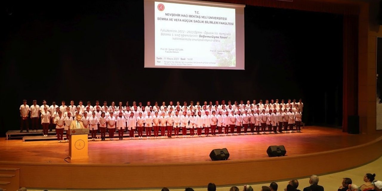 NEVÜ’lü hemşire adayları üniformalarını giydi