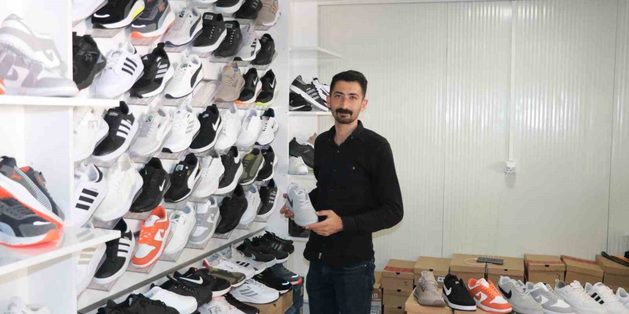 Ayakkabıcı esnafı konteyner çarşıda  mesaiye başladı