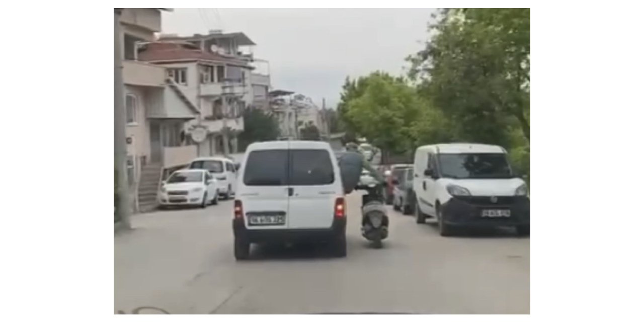 Motosikleti seyir halindeki aracın camından sarkarak götürdü