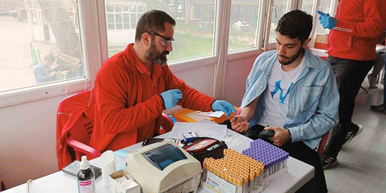 Gençlik Merkezi öğrencileri ve vatandaşlar kan bağışına yoğun ilgi gösterdi