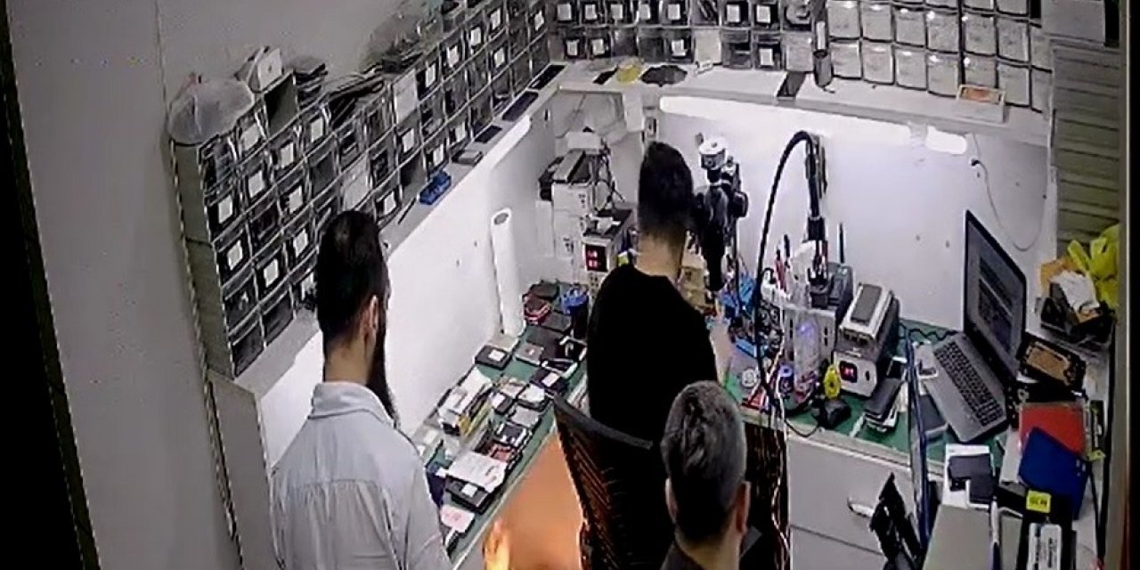 Çöpe atılan cep telefonu bataryası bomba gibi patladı