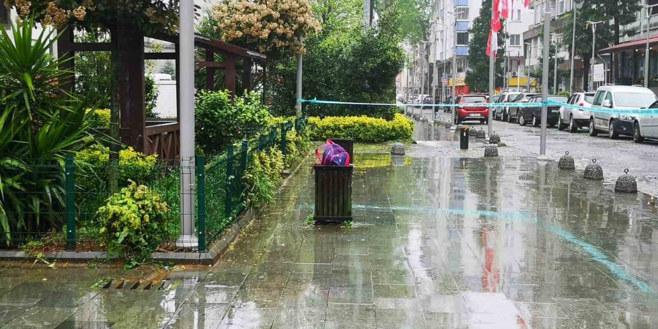 Çöp kutusundaki okul çantası paniğe neden oldu