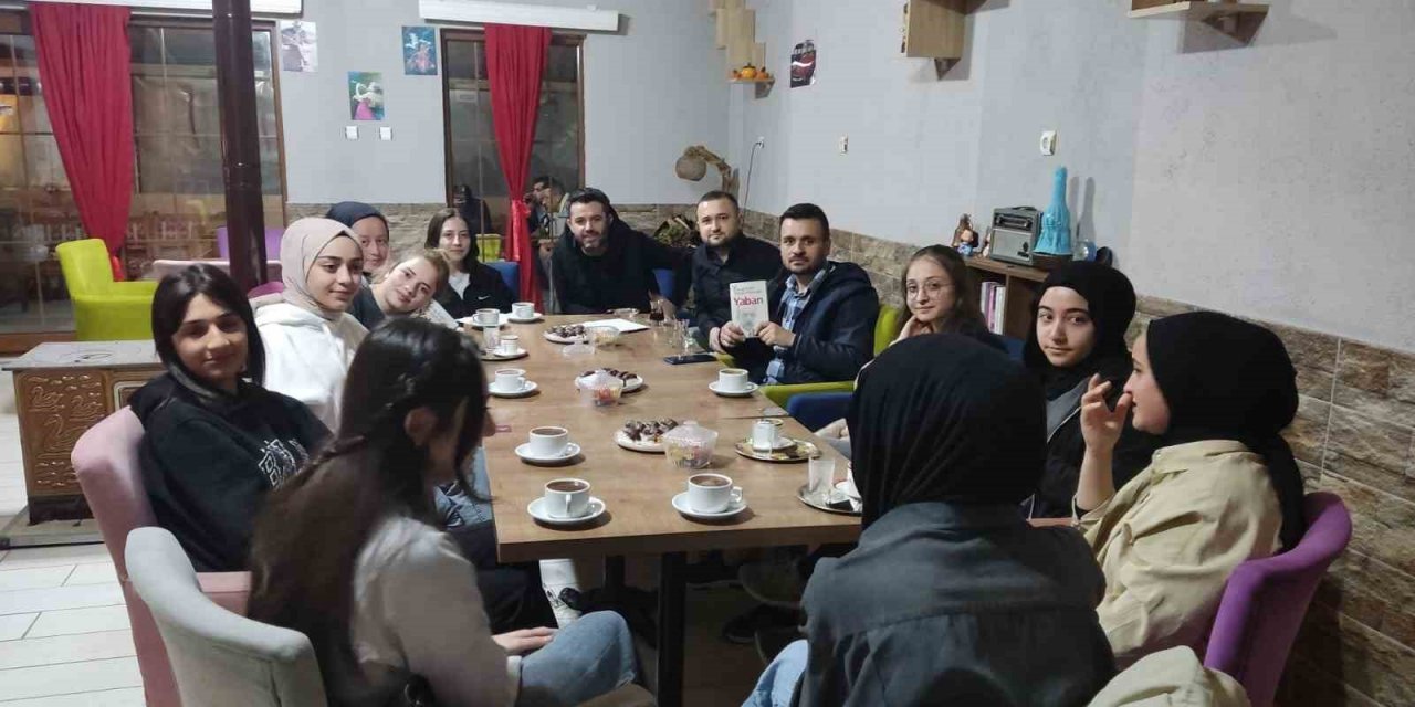 Kafede roman üzerine söyleşi