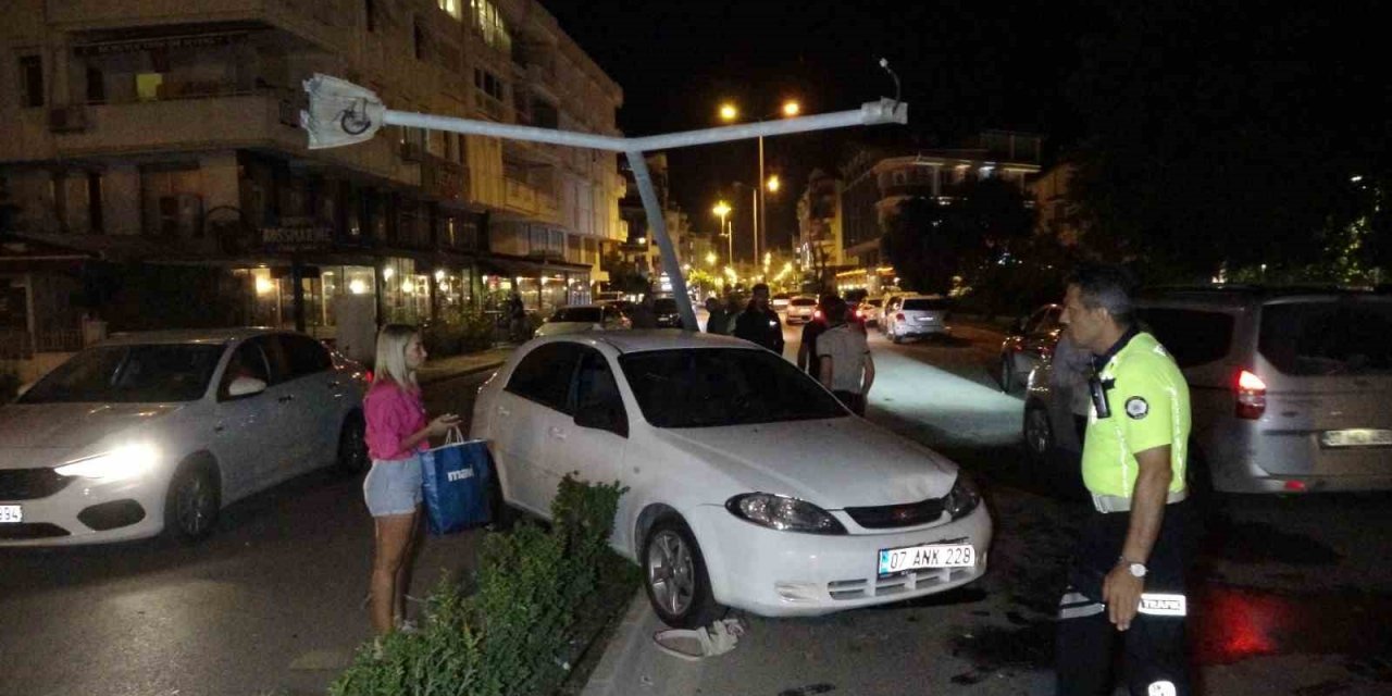 Alkollü sürücü refüjü aşıp otomobile çarptı, aydınlatma direği üzerine yıkıldı