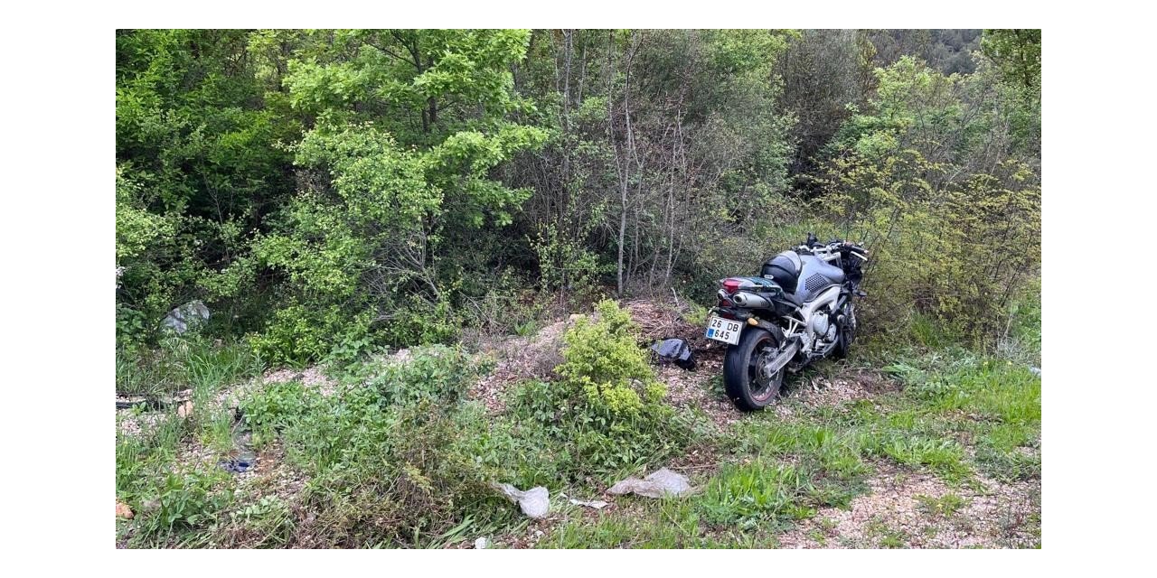 Yağışın etkisiyle kontrolden çıkan motosiklet kayarak savruldu, sürücü yaralandı