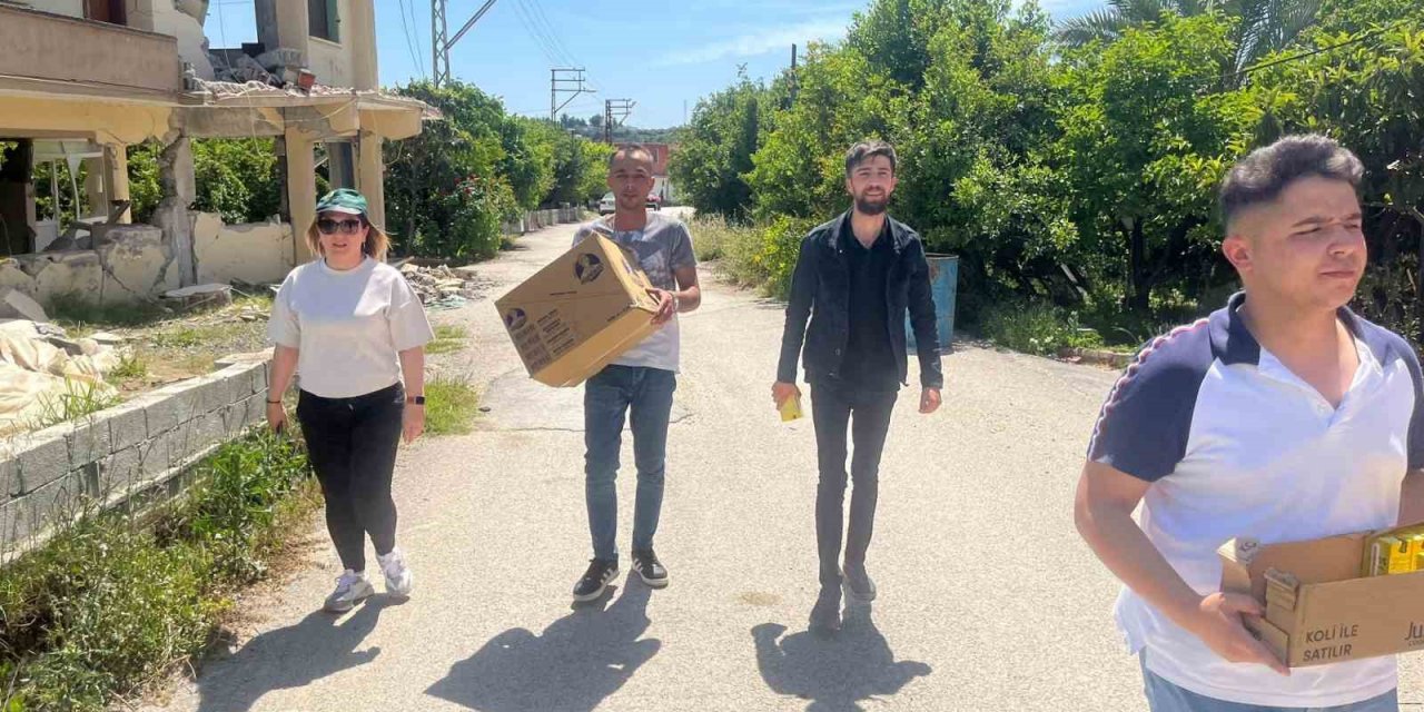 Üniversite öğrencileri, deprem bölgesindeki anneleri ziyaret etti