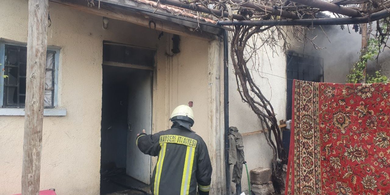 Müstakil ev, çıkan yangında kullanılamaz hale geldi