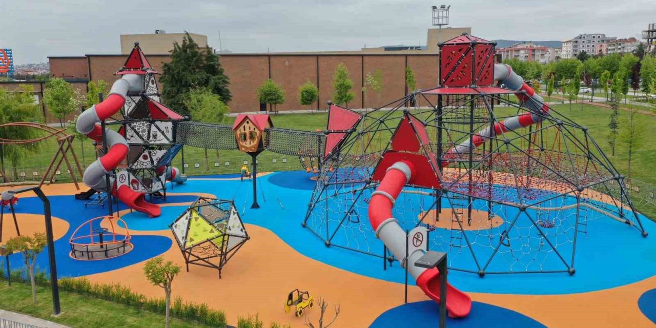 Balıkesir Büyükşehir, Avlu’daki çocuk oyun grubunu yeniledi