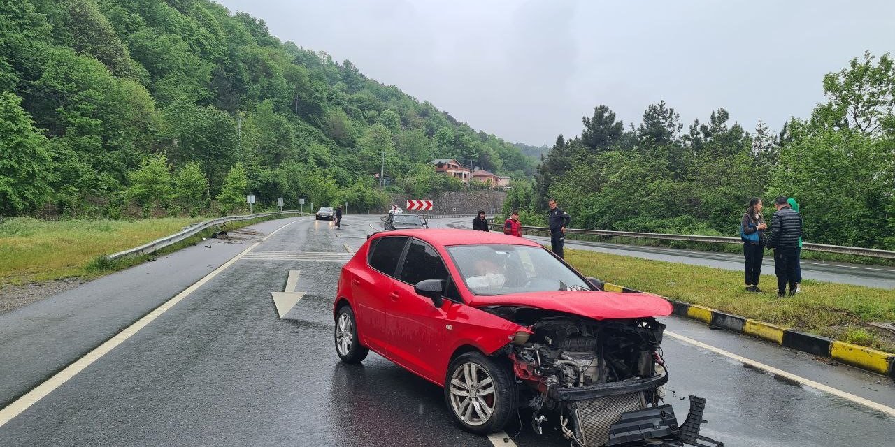 Lastiği patlayan otomobil bariyerlere çarptı