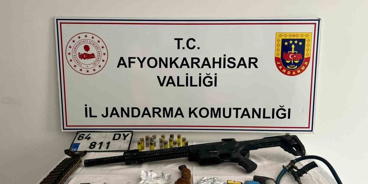 Kaza ihbarına giden jandarma uyuşturucu ve ruhsatsız silah ele geçirdi