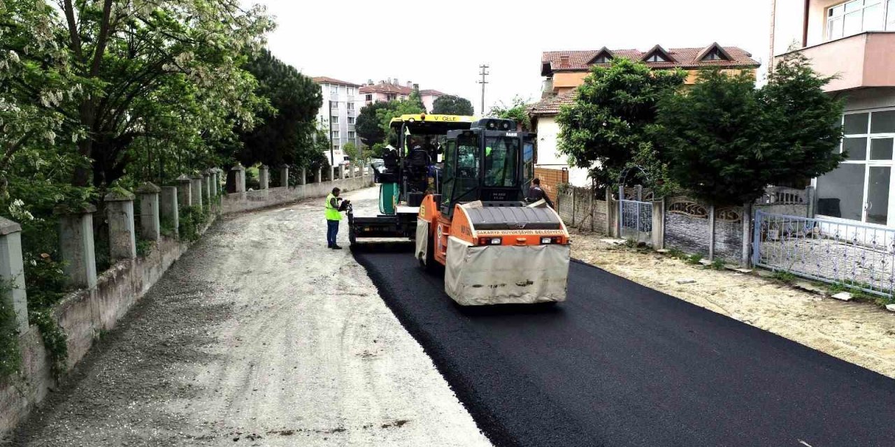 Erenler’de 2 cadde ve 26 sokak 10 bin ton asfaltla yenilendi