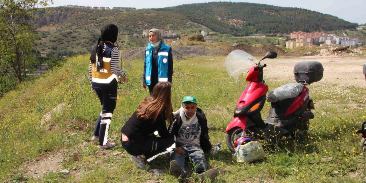 Seyir halindeki motosiklet devrildi, sürücüsü yaralandı