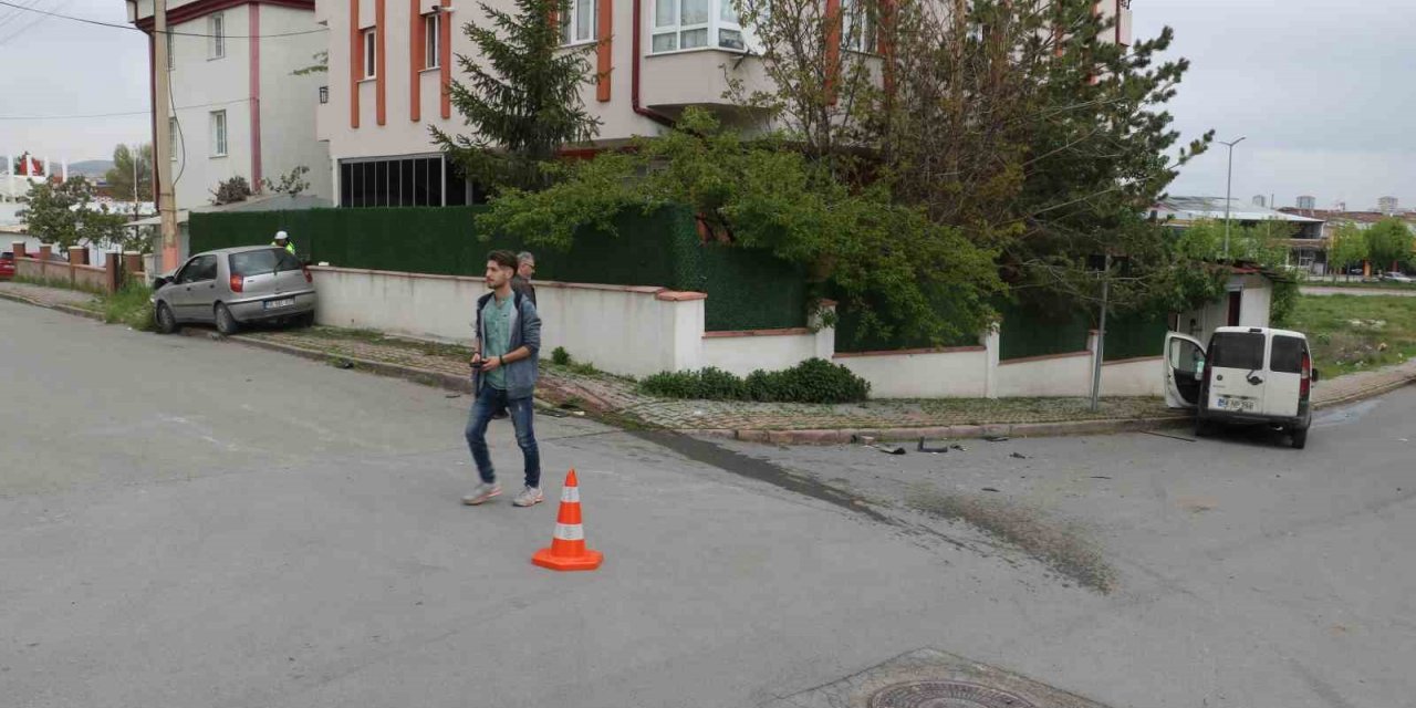 Otomobille hafif ticari çarpıştı: 2 kişi yaralandı