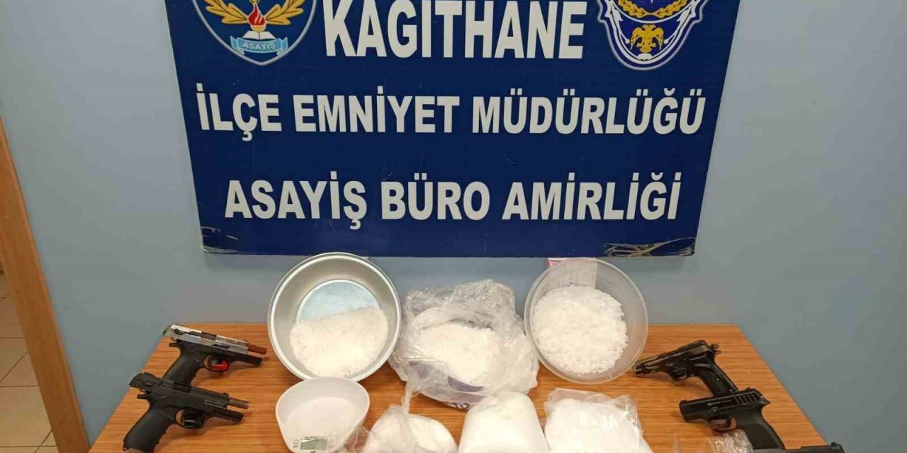 Kağıthane’de uyuşturucu satan iki şüpheli yakalandı