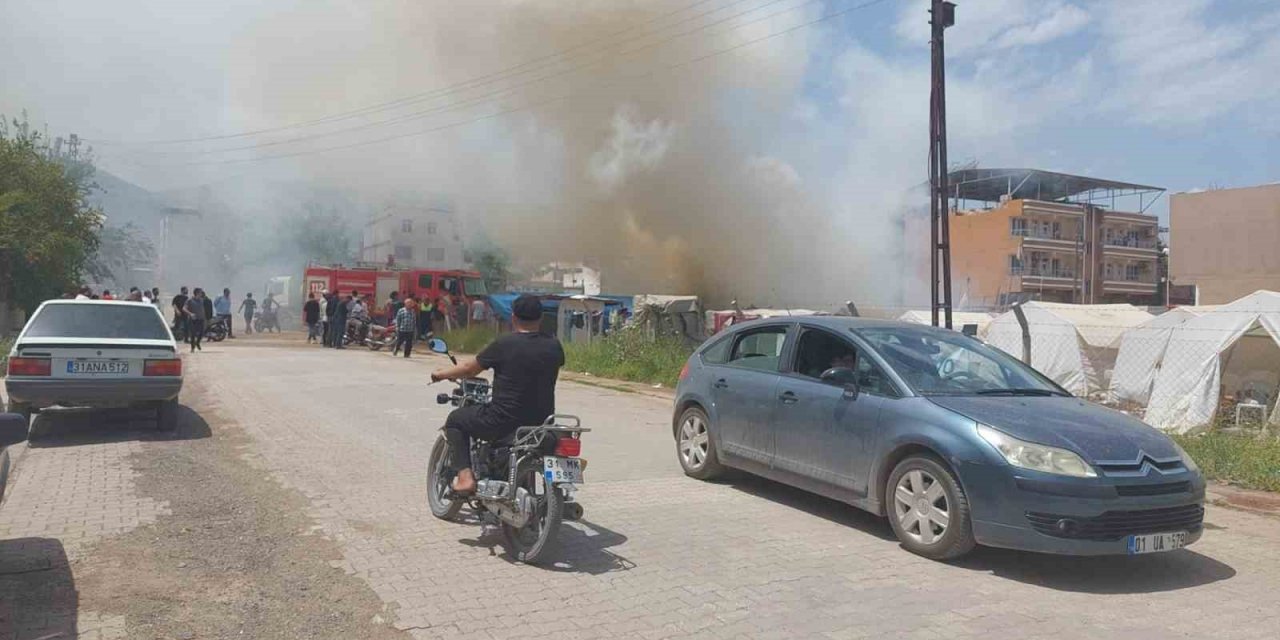 Hatay’da çadırda çıkan yangın araçlara da sıçradı