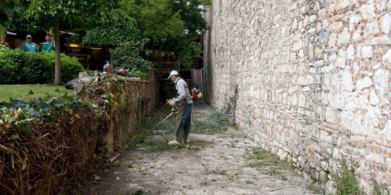 Kuşadası’nın turistik çarşılarında çalışmalar devam ediyor