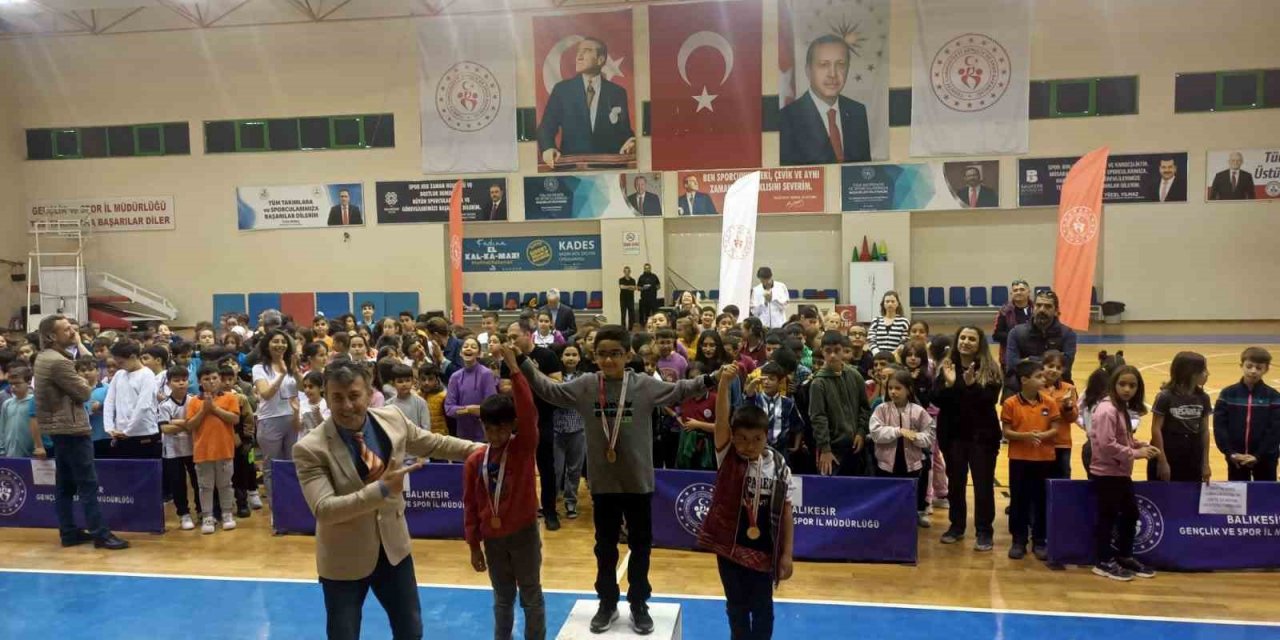 Burhaniye’de Geleneksel Çocuk Oyunları ödül töreni